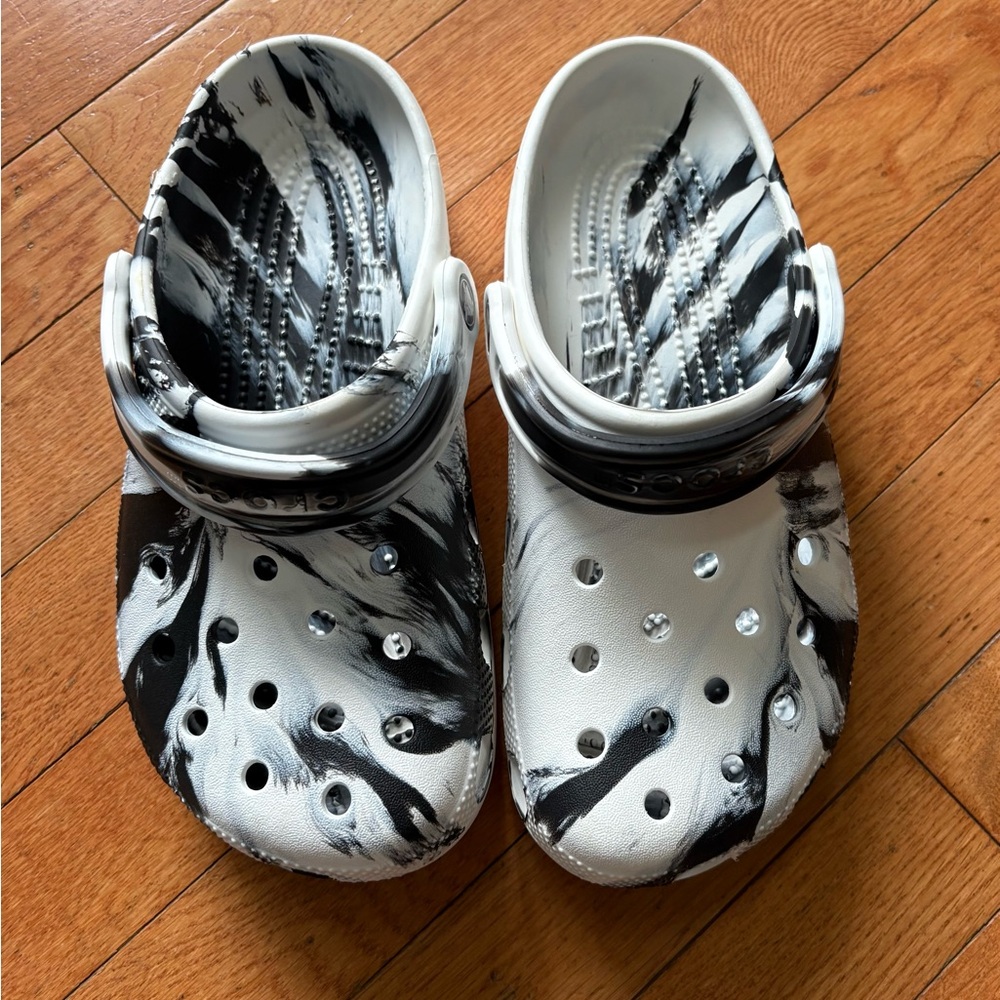 ✨EUC✨CROCS Kids Black and White Swirl Clogs